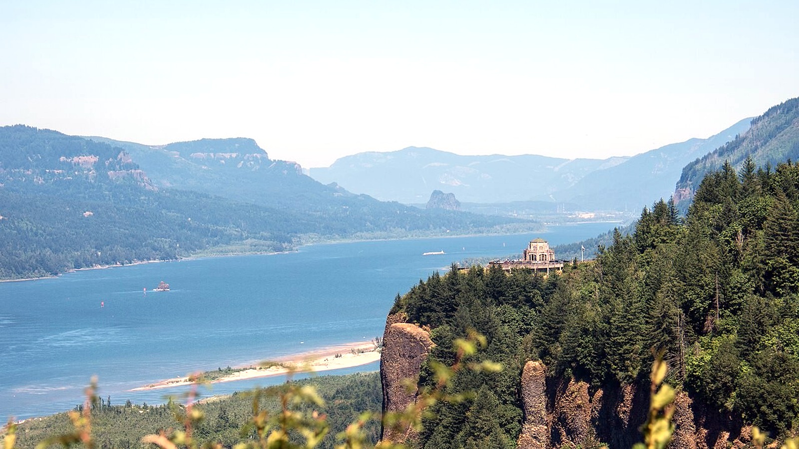 Vista House above the blue Columbia River at Crown Point